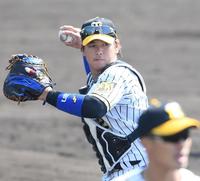 シートノックで一塁へ送球する梅野