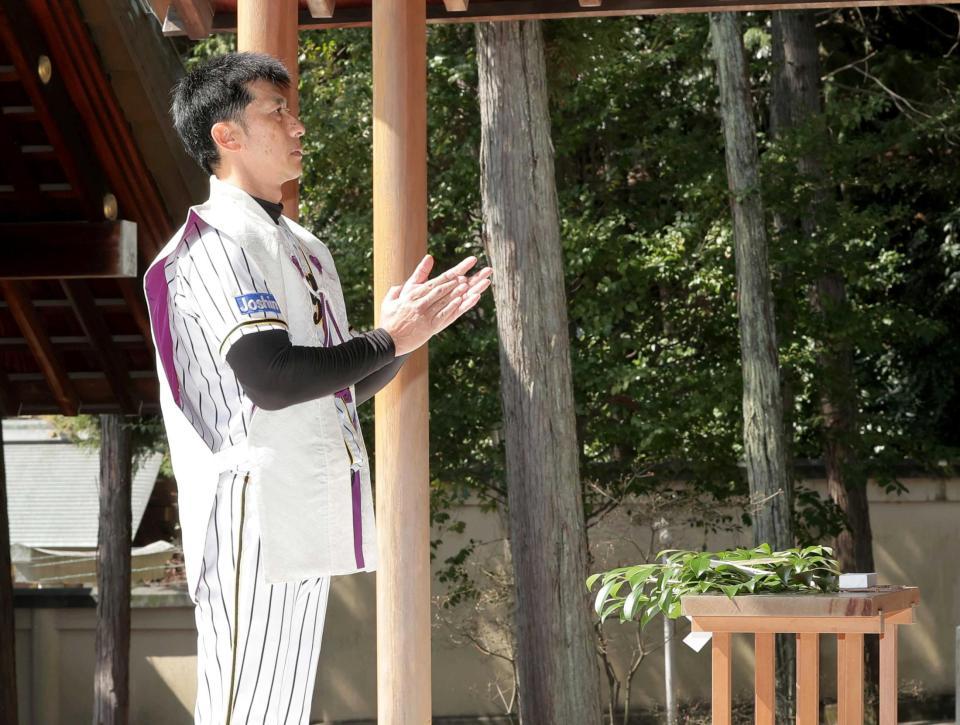 　玉串を奉納し必勝祈願をする矢野監督（代表撮影）