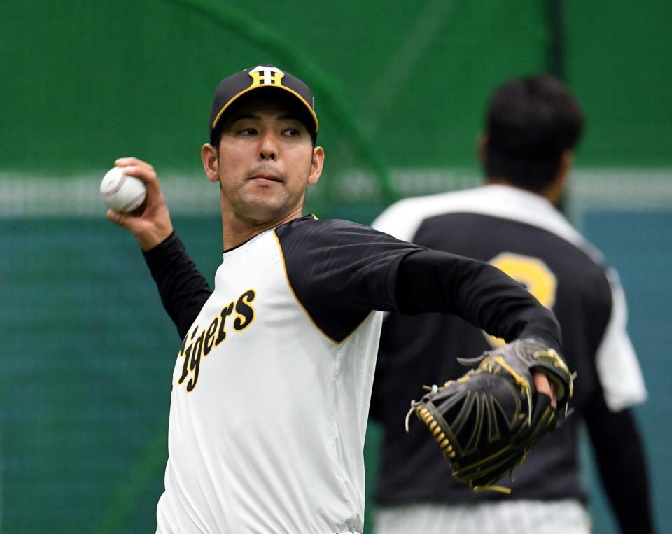 　キャッチボールする阪神・加治屋蓮＝甲子園（撮影・山口登）