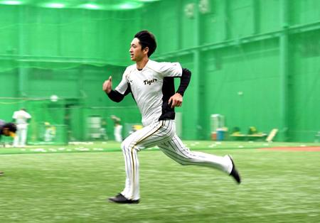 　ダッシュで汗を流す近本