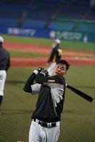 力強くバットを振る佐藤輝（撮影・田中太一）