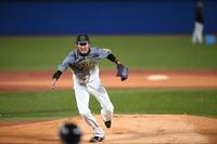 投内連係でボールを追う阪神・藤浪＝神宮（撮影・田中太一）