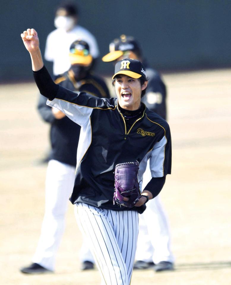 　キャッチボール中に明るい表情を見せる藤浪（撮影・北村雅宏）