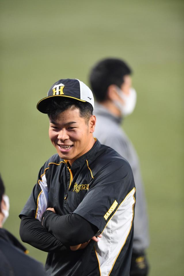 練習中、ひと息入れる阪神・佐藤輝＝神宮（撮影・田中太一）