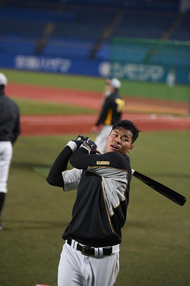 力強くバットを振る佐藤輝（撮影・田中太一）