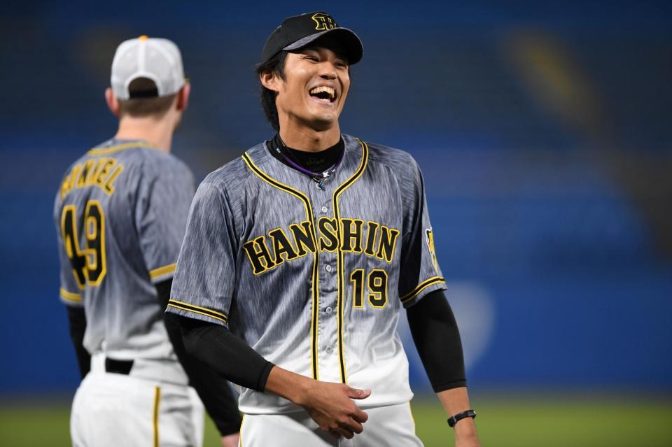 ノックを受け笑顔を見せる阪神・藤浪＝神宮（撮影・田中太一）