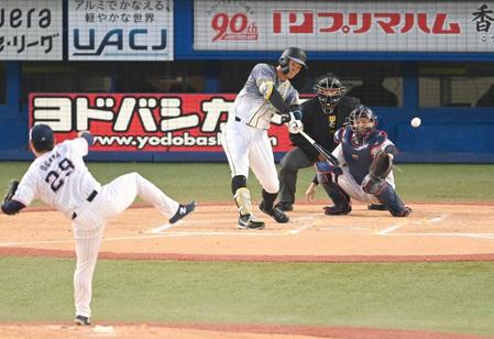 　２回、先制犠飛を放つ佐藤輝（撮影・飯室逸平）