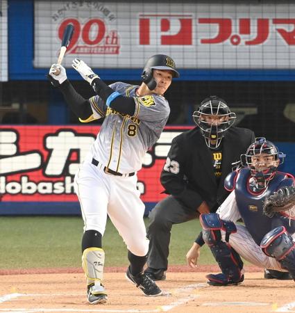 　２回、先制犠飛を放つ佐藤輝（撮影・飯室逸平）