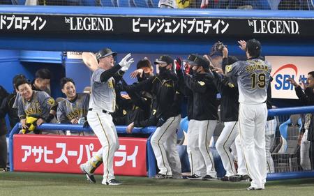 　４回、サンズの勝ち越しソロにハッピーハンズで盛り上がる阪神ベンチ（撮影・飯室逸平）