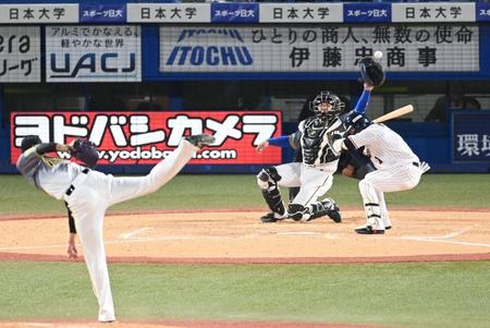 　５回、山田の頭部付近にすっぽ抜ける藤浪の投球（撮影・飯室逸平）