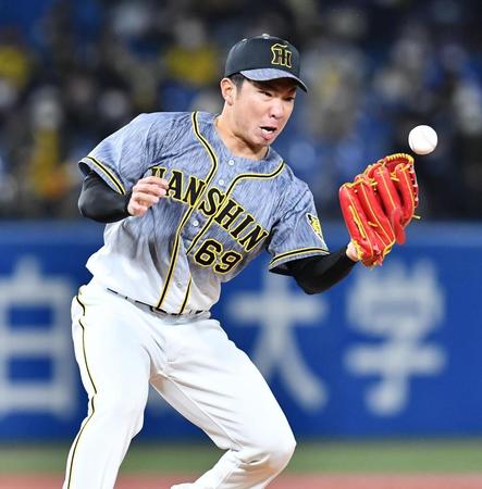 　７回、内川の打球をはじく石井大（撮影・高石航平）