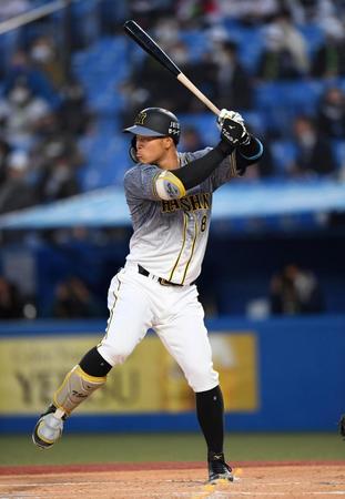 　１回、プロ第一打席に立つ佐藤輝（撮影・田中太一）