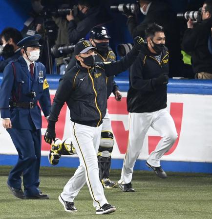 　スタンドのファンに勝利のガッツポーズでグラウンドを引き揚げる矢野監督（撮影・飯室逸平）