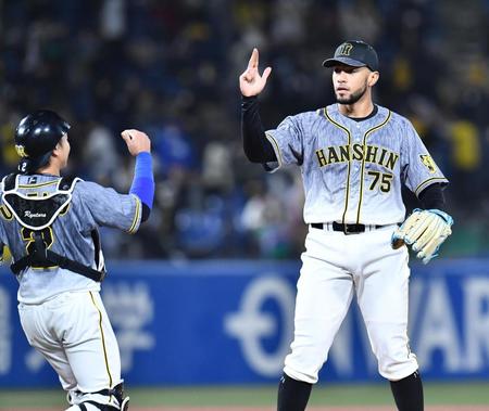 　９回、内川を併殺に仕留めたスアレス（右）＝撮影・高石航平