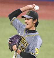 　笑顔でキャッチボールする藤浪