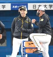 　笑顔で練習を見る矢野監督