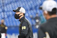 　練習で笑顔を見せる矢野監督