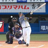 　２回、中前打を放つ大山（撮影・飯室逸平）