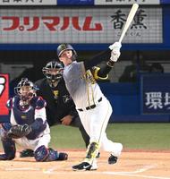 　４回、勝ち越しソロを放つサンズ（撮影・飯室逸平）