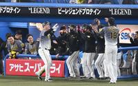 　４回、サンズの勝ち越しソロにハッピーハンズで盛り上がる阪神ベンチ（撮影・飯室逸平）