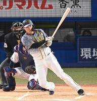 　６回、タイムリー二塁打を放つ大山（撮影・飯室逸平）
