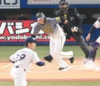 　６回、タイムリー二塁打を放つ大山（撮影・飯室逸平）