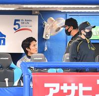 　５回終了後、福原コーチに声をかけられる藤浪（撮影・高石航平）