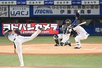 　５回、山田の頭部付近にすっぽ抜ける藤浪の投球（撮影・飯室逸平）