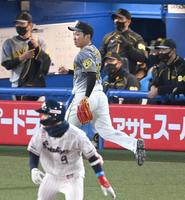 　７回、塩見（９）に同点タイムリーを許す石井大（撮影・飯室逸平）