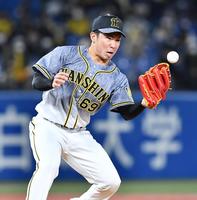　７回、内川の打球をはじく石井大（撮影・高石航平）