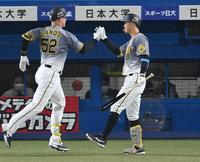 　８回、２号ソロを放ったサンズを迎える佐藤輝（撮影・飯室逸平）