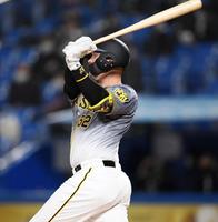 　８回、勝ち越しソロを放つサンズ（撮影・田中太一）