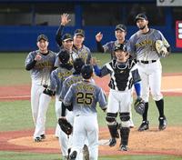 開幕戦を勝利し、ハイタッチかわす阪神ナイン（撮影・飯室逸平）