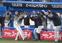 　８回、ハッピーハンズで盛り上がるサンズら阪神ナイン（撮影・飯室逸平）