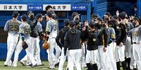 開幕戦を勝利で飾り、ナインを出迎える矢野監督（撮影・飯室逸平）