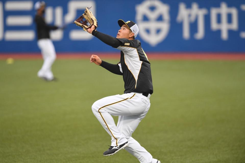 　右翼の守備につきノックを受ける佐藤輝