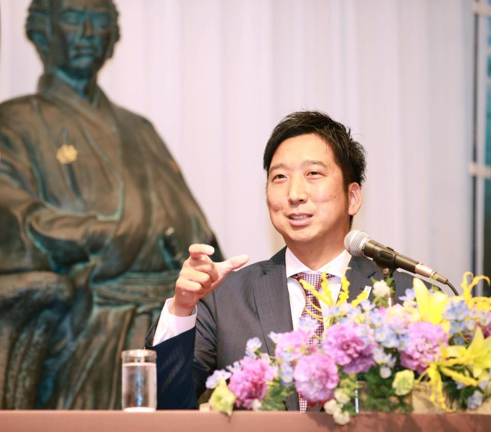 坂本龍馬像の前で、高知県の魅力を語る藤川球児氏＝大阪市内のホテル（撮影・坂部計介）