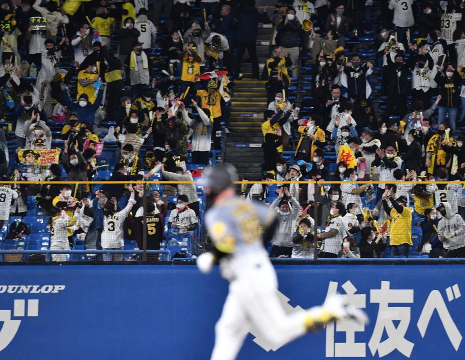 　４回、サンズのソロに喜ぶレフトスタンド（撮影・高石航平）