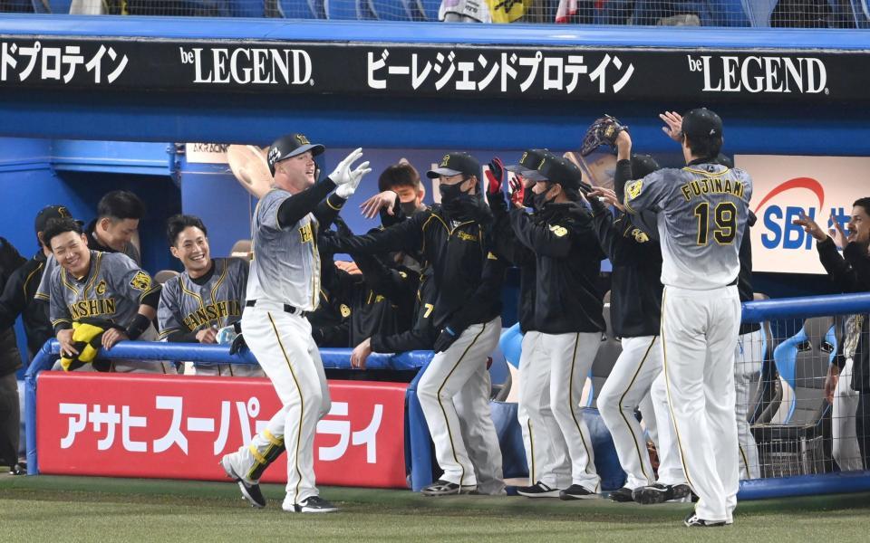 　４回、サンズの勝ち越しソロにハッピーハンズで盛り上がる阪神ベンチ（撮影・飯室逸平）