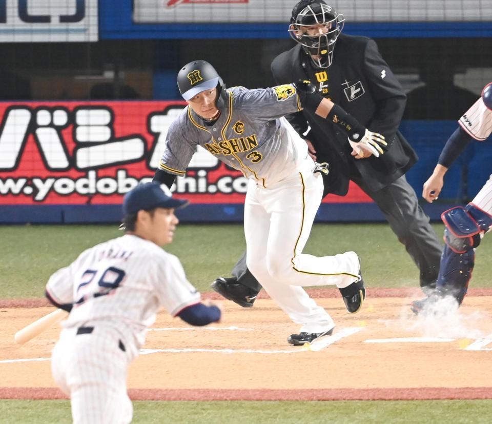 　６回、タイムリー二塁打を放つ大山（撮影・飯室逸平）