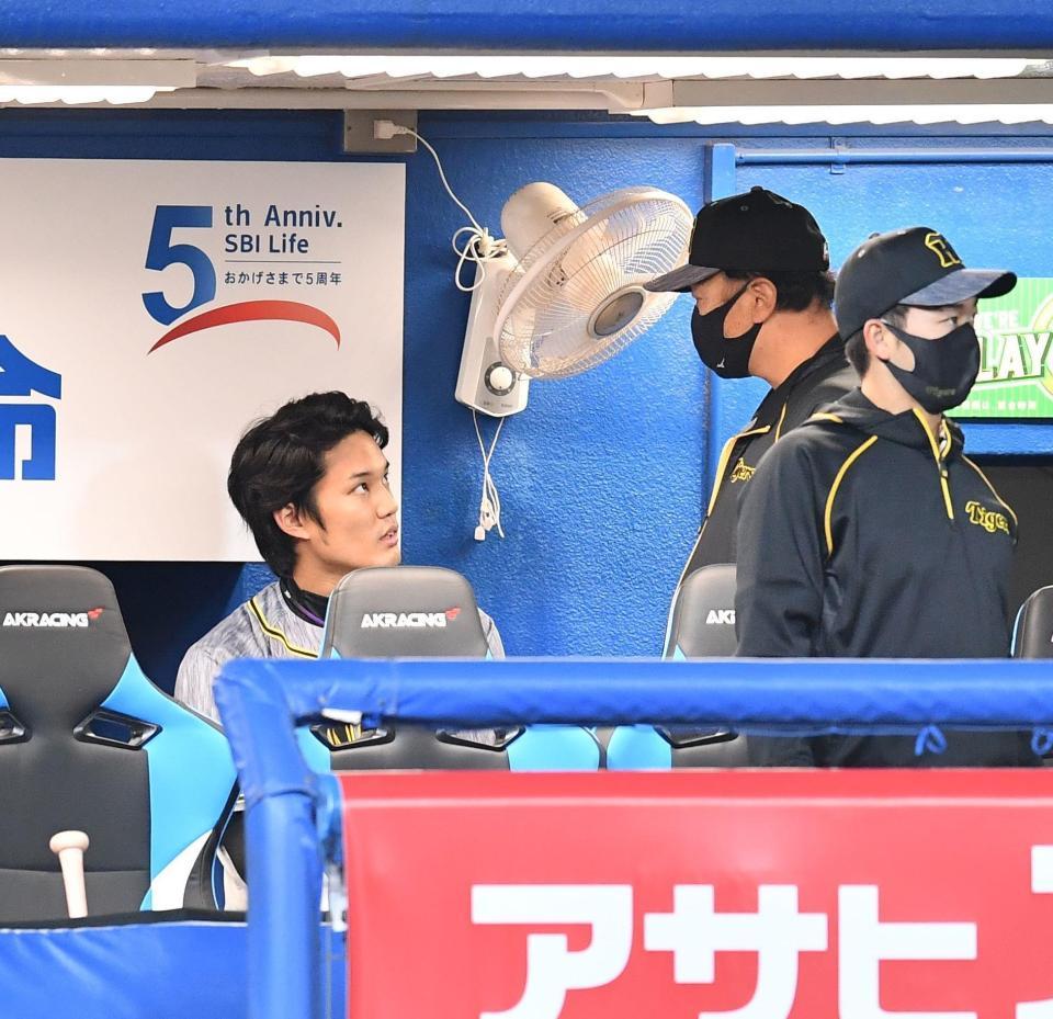 　５回終了後、福原コーチに声をかけられる藤浪（撮影・高石航平）