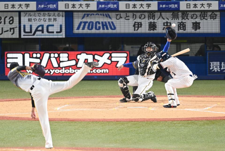 　５回、山田の頭部付近にすっぽ抜ける藤浪の投球（撮影・飯室逸平）