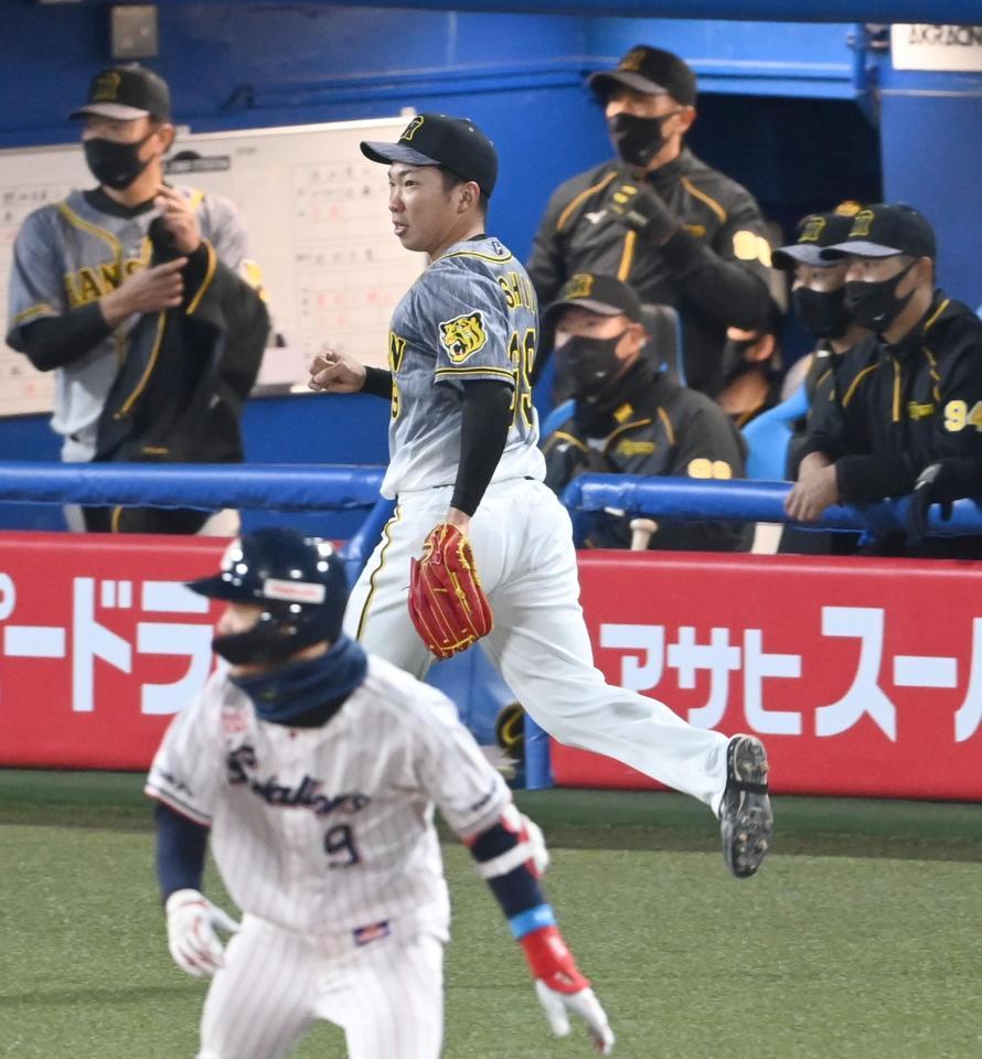 　７回、塩見（９）に同点タイムリーを許す石井大（撮影・飯室逸平）