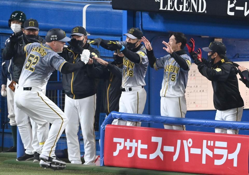 　８回、ハッピーハンズでサンズを迎える矢野監督（中央）ら阪神ナイン（撮影・飯室逸平）