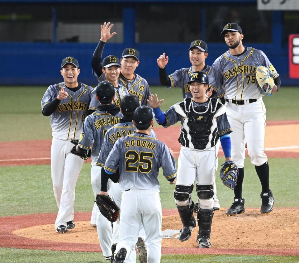 開幕戦を勝利し、ハイタッチかわす阪神ナイン（撮影・飯室逸平）