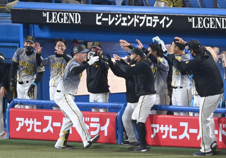 　８回、ハッピーハンズで盛り上がるサンズら阪神ナイン（撮影・飯室逸平）