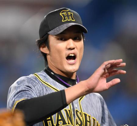 　３回、ピンチを切り抜けた藤浪は気迫の表情でベンチへ戻る