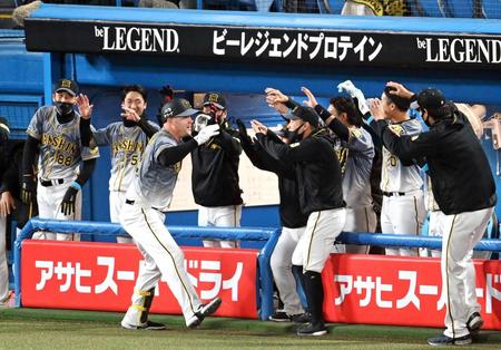 　８回、ハッピーハンズで盛り上がるサンズら阪神ナイン