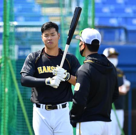 　矢野監督（右）と話し込む佐藤輝＝撮影・高石航平