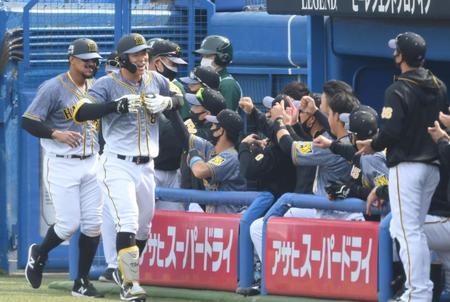 １回。２ランを放った阪神・佐藤輝明はゴリラポーズでナインと喜び合う＝神宮（撮影・田中太一）